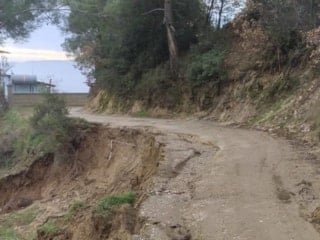 Denizli'de bozuk yol yağışların ardından çileye döndü