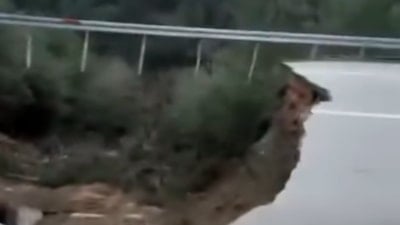 Antalya'da çöken kara yolunda 10 metrelik çukur oluştu