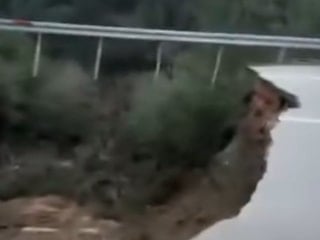 Antalya'da çöken kara yolunda 10 metrelik çukur oluştu