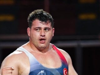 Rıza Kayaalp, mindere altın madalyayla döndü