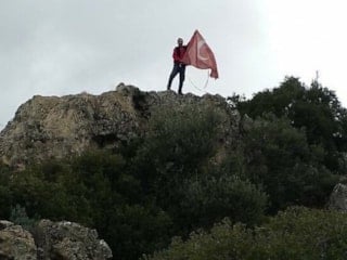 Aydın'da kayalıklara takılan Türk bayrağı için canını hiçe saydı