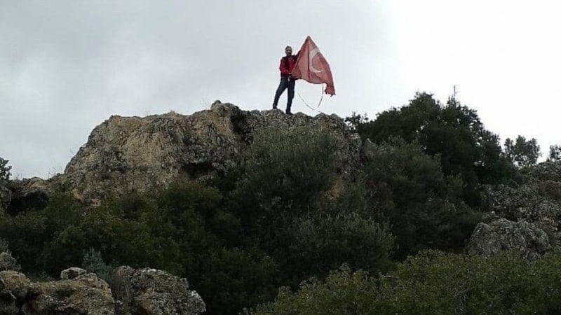 Aydın'da kayalıklara takılan Türk bayrağı için canını hiçe saydı