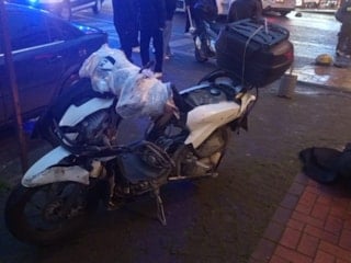 Zonguldak'ta kazada fırlayan motokurye otomobilin üzerine düştü