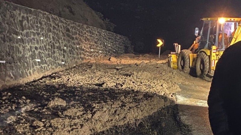 Bolu'da yol heyelan nedeniyle ulaşıma kapandı