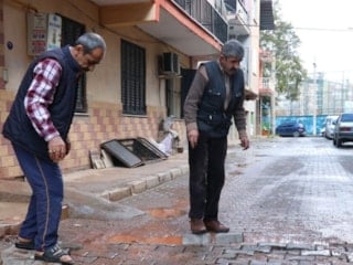 İzmir’de mahalleli bozulan yolu kendi imkanlarıyla onardı