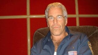Jeffrey Epstein'in hediye edilen Kabe örtüsünü incelerken çekilmiş fotoğrafı