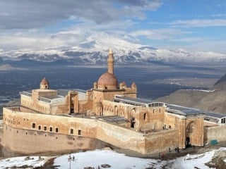 İshak Paşa Sarayı kışın da ziyaretçilerini büyülüyor