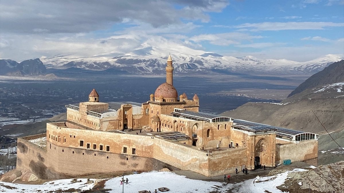 İshak Paşa Sarayı kışın da ziyaretçilerini büyülüyor