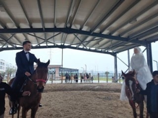 Esenyurt’ta masalsı nikâh: Gelin ve damat at üstünde 'evet' dedi