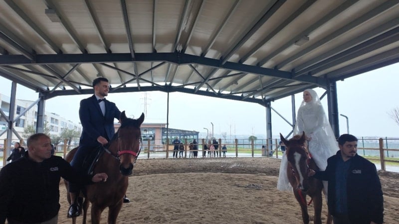 Esenyurt’ta masalsı nikâh: Gelin ve damat at üstünde 'evet' dedi