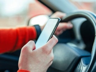 Trafikte telefon kullanan yandı: İşte 2026’nın zamlı ceza tarifesi