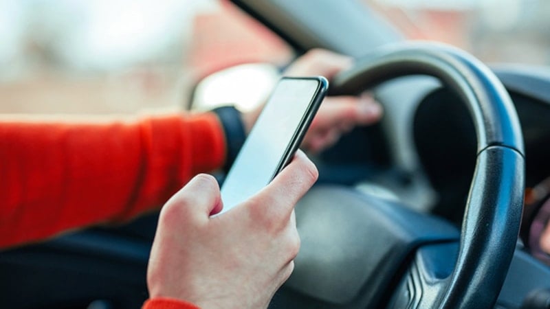 Trafikte telefon kullanan yandı: İşte 2026’nın zamlı ceza tarifesi