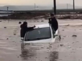 Silopi’de yollar göle döndü: Otomobilde mahsur kalan 2 kişi kurtarıldı