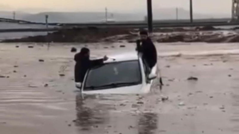 Silopi’de yollar göle döndü: Otomobilde mahsur kalan 2 kişi kurtarıldı