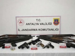Antalya’da ruhsatsız silah operasyonu