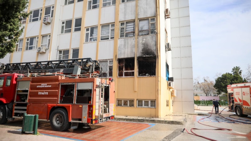 Antalya'da ilkokulda yangın paniği