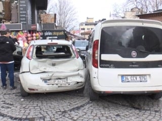 İstanbul'da park halindeki otomobillere çarptı