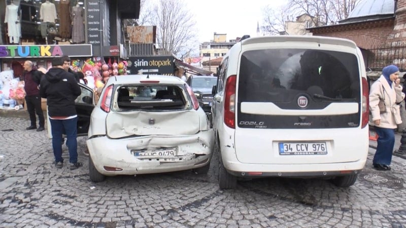İstanbul'da park halindeki otomobillere çarptı