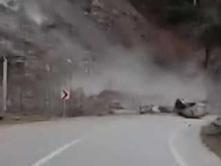 Rize'de köy yolunda meydana gelen heyelan yürekleri ağızlara getirdi: O anlar kamerada