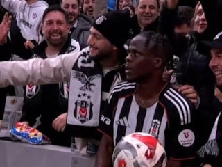 Beşiktaş'ın yeni transferi Olaitan'dan taç atışı esnasında selfie