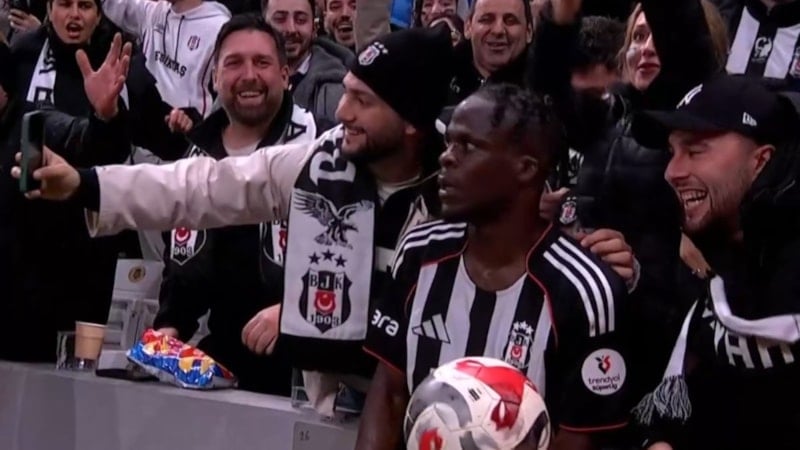 Beşiktaş'ın yeni transferi Olaitan'dan taç atışı esnasında selfie