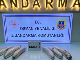 Osmaniye'de polis tarafından çevirilen aracın yedek lastiğinden 2 kilo esrar çıktı