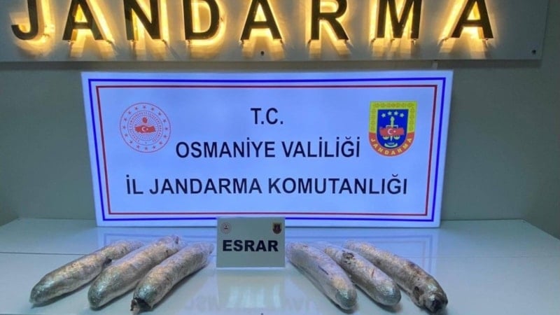 Osmaniye'de polis tarafından çevirilen aracın yedek lastiğinden 2 kilo esrar çıktı
