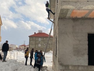 Hakkari'de çatıda asılı kalan vatandaş kurtarıldı