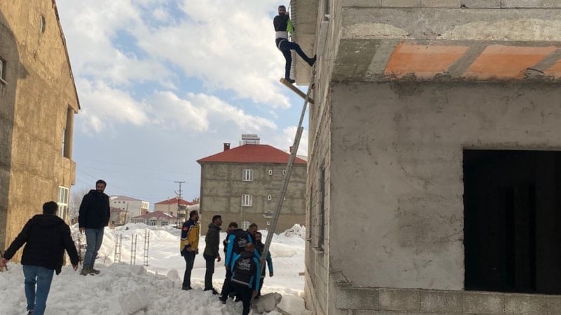 Hakkari'de çatıda asılı kalan vatandaş kurtarıldı
