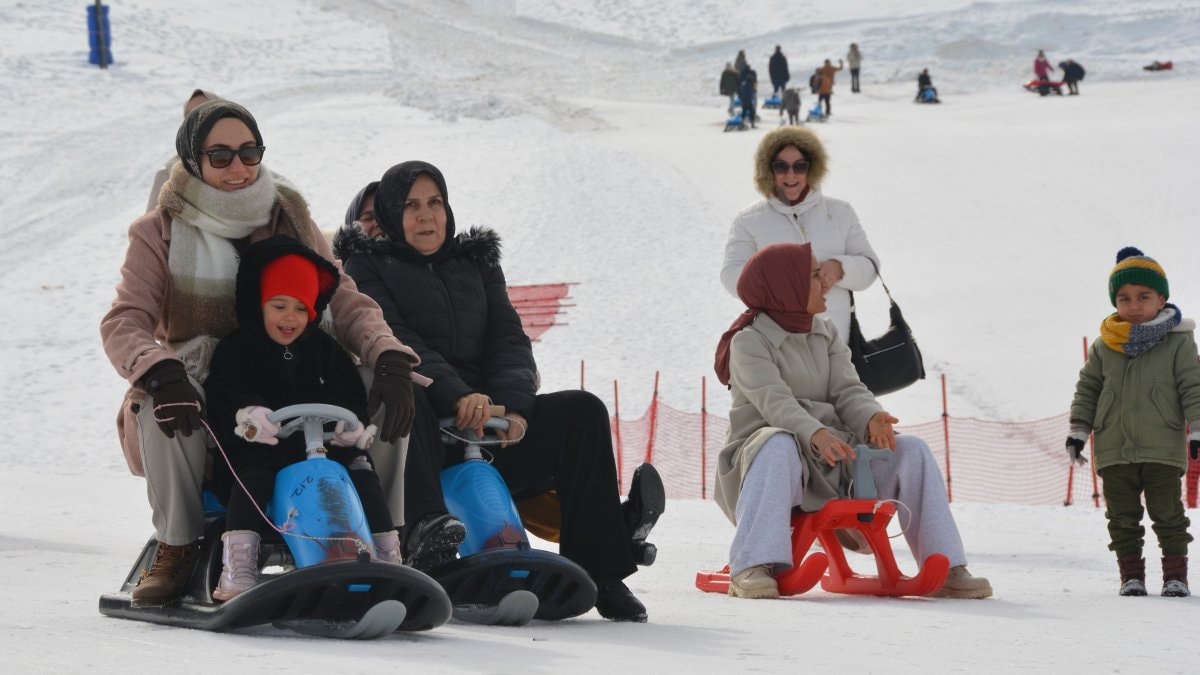 Bitlis'te anne ve çocuklarının kar keyfi
