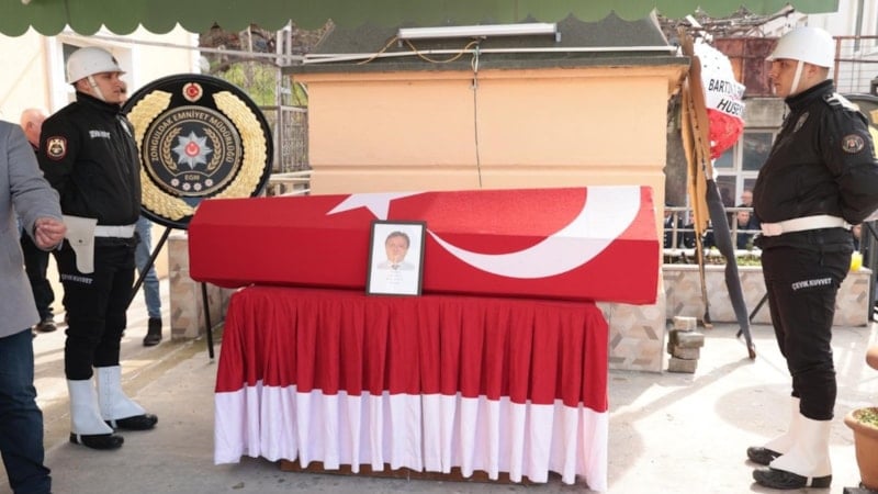 Bartın'da emekliliğine 4 gün kala vefat eden polis toprağa verildi
