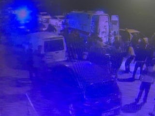 Diyarbakır'da kurşunlanan aracın sürücüsü yaralı halde yoluna devam etti