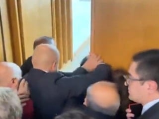 CHP Grup Toplantısı öncesi yer kapma izdihamı