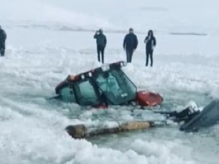 Çıldır Gölü'nde kar temizleme çalışması yapan traktör göle düştü