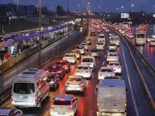 İstanbul'da trafik yoğunluğu iş çıkış saatleri ile beraber yüzde 80'e kadar çıktı