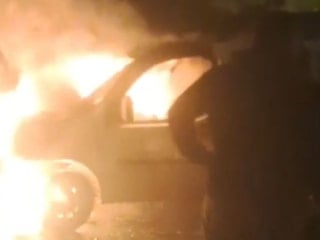 Adana'da park halindeki otomobil alev alev yandı