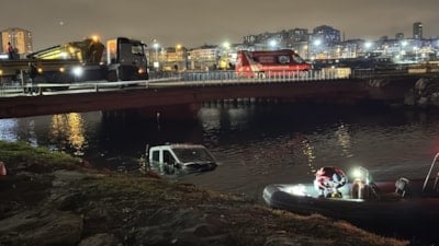 İstanbul Bakırköy'de İBB'ye ait zabıta aracı denize düştü