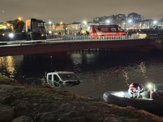 İstanbul Bakırköy'de İBB'ye ait zabıta aracı denize düştü