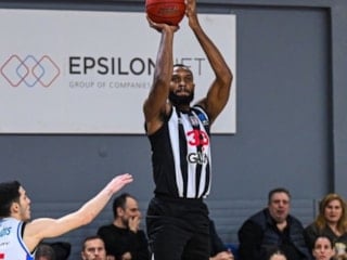 Yunan taraftarlardan hakaret içeren pankart: Türk polisini ve Beşiktaş'ı hedef aldılar