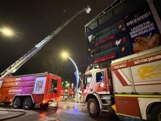 Kocaeli’de 7 katlı binanın çatısında çıkan yangın söndürüldü