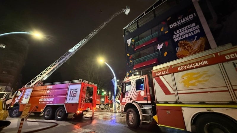 Kocaeli’de 7 katlı binanın çatısında çıkan yangın söndürüldü