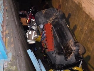 Kartal’da alkollü sürücünün kullandığı taksi dereye uçtu: 3 yaralı