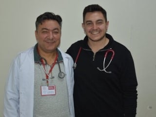 Aynı fakülte, aynı ilçe: Baba–oğul Sandıklı’da birlikte hastalara şifa dağıtıyor