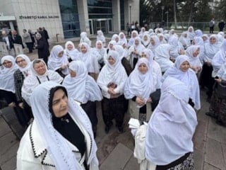 Cumhurbaşkanı Erdoğan davet etti: Zeynep Güneş 100 tülbentli kadınla grup toplantısında