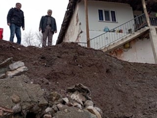 Tokat’ta ağanak: İstinat duvarları çöktü, kaya parçaları mahalleye indi