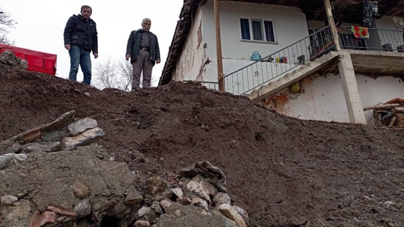 Tokat’ta sağanak: İstinat duvarları çöktü, kaya parçaları mahalleye indi