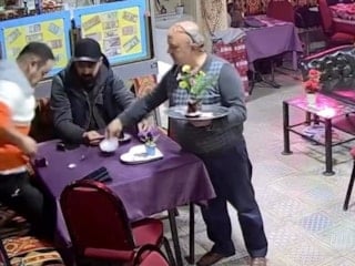 Bursa'da 50 yıllık çaycıdan müşterilere 'dökme' şakası