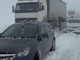 Ağrı-Doğubayazıt yolunda kar esareti: Onlarca araç mahsur kaldı