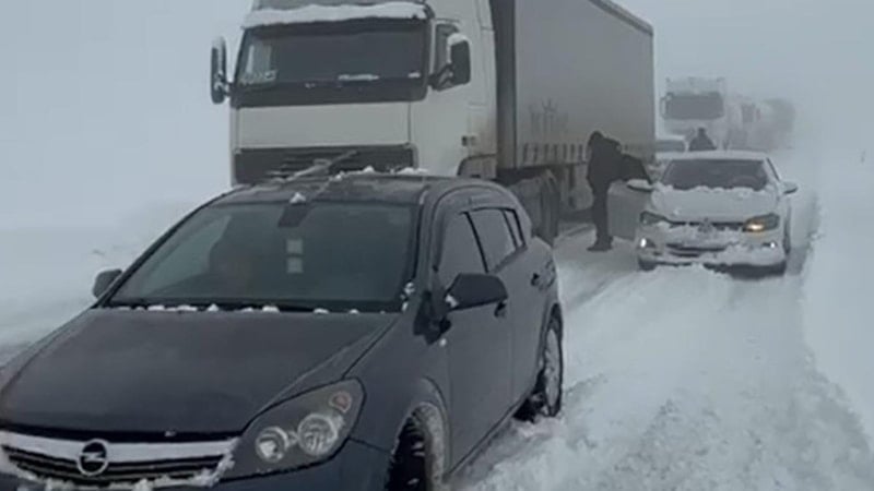 Ağrı-Doğubayazıt yolunda kar esareti: Onlarca araç mahsur kaldı