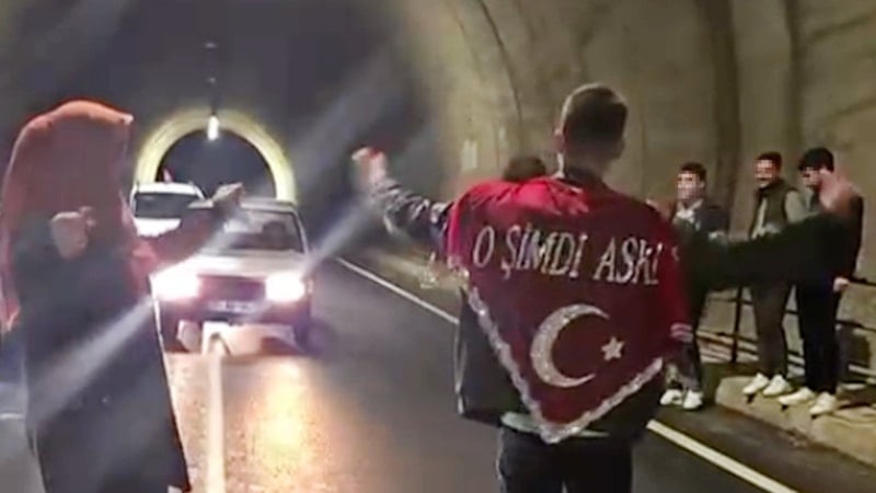 Antalya'da asker eğlencesinde tünel kapattılar